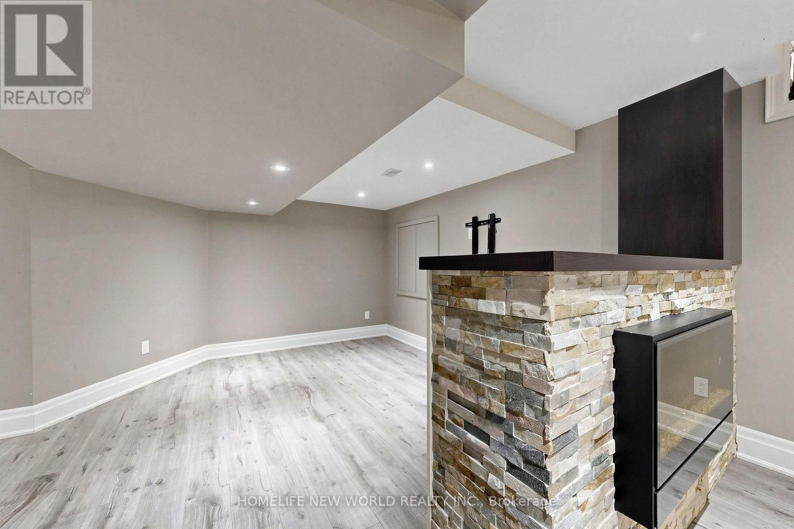 32 Casa Nova Drive, Vaughan, ON - Indoor With Fireplace