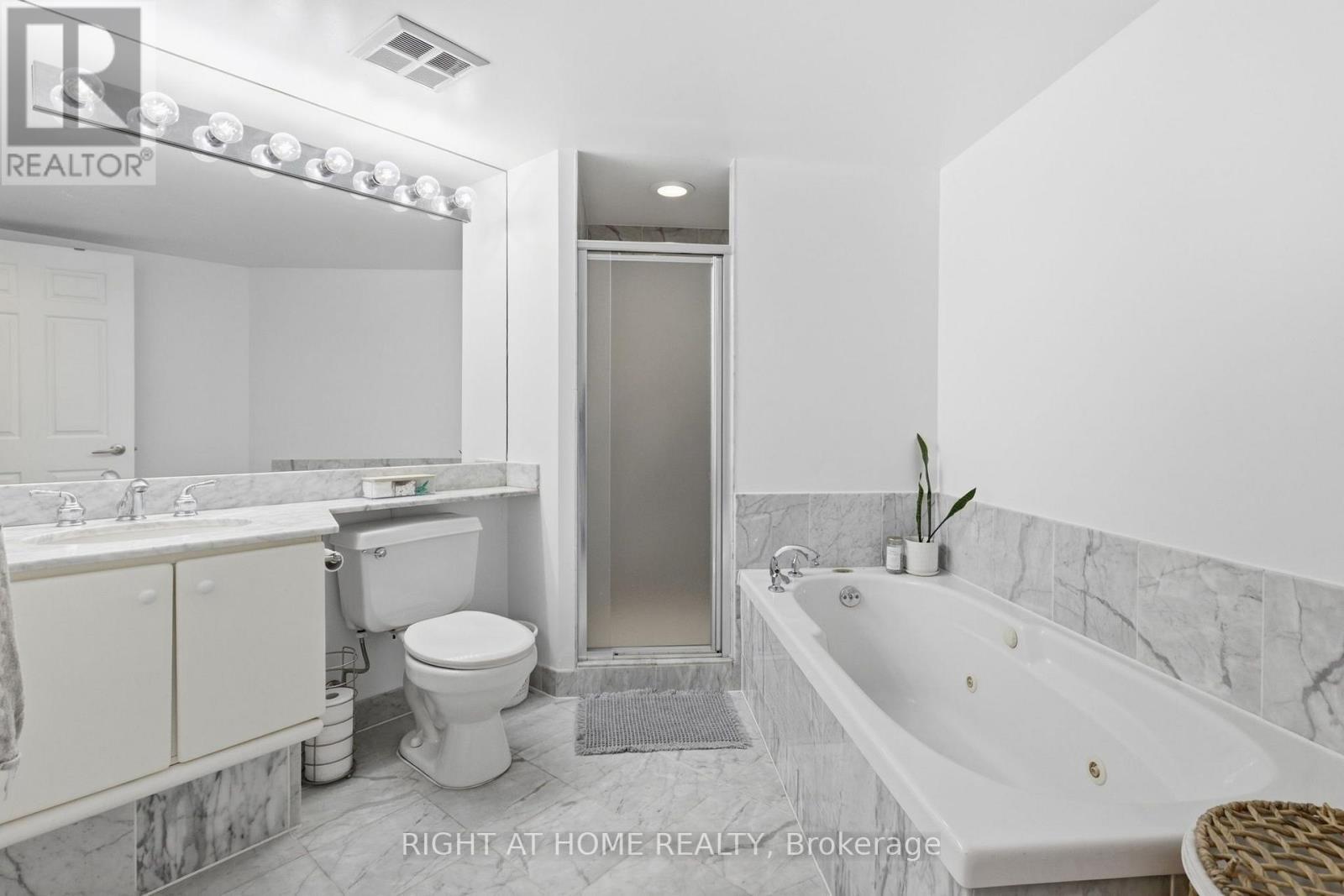 312 - 2285 Lake Shore Boulevard W, Toronto, ON - Indoor Photo Showing Bathroom