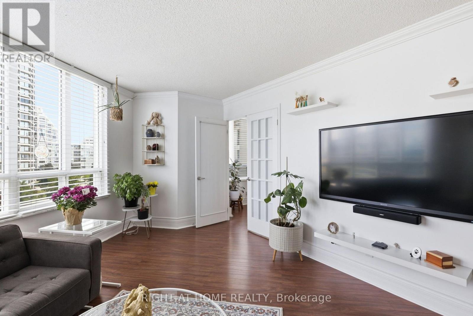 312 - 2285 Lake Shore Boulevard W, Toronto, ON - Indoor Photo Showing Living Room