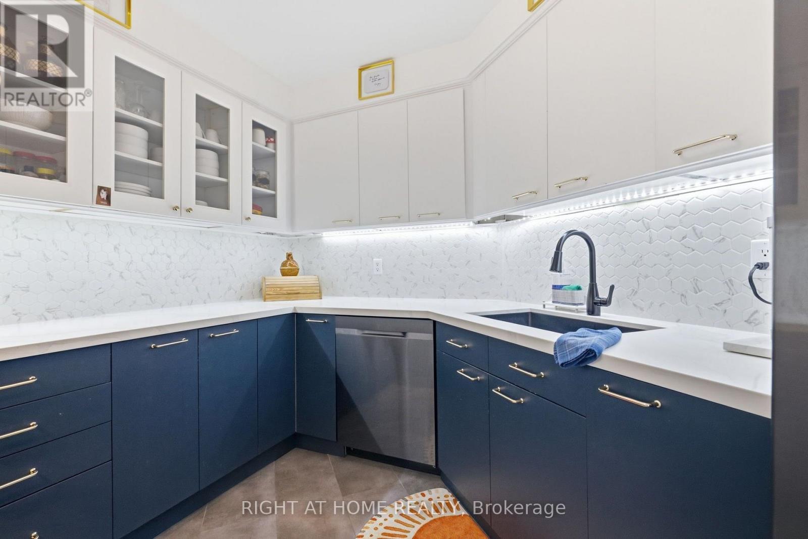 312 - 2285 Lake Shore Boulevard W, Toronto, ON - Indoor Photo Showing Kitchen With Upgraded Kitchen