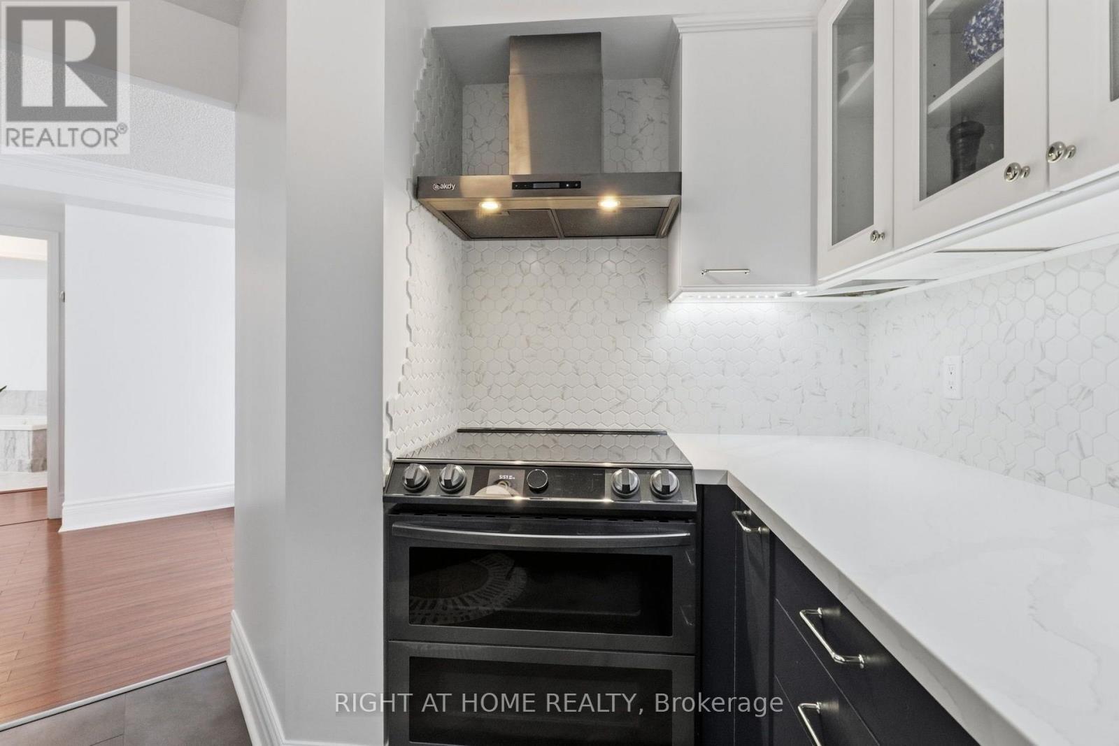 312 - 2285 Lake Shore Boulevard W, Toronto, ON - Indoor