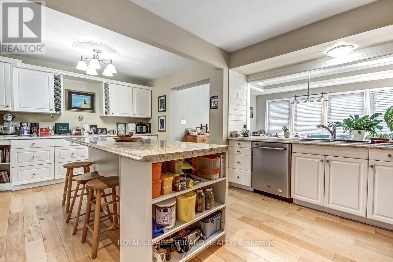Country Kitchen w Centre Island - 3 Gregory Place, St. Thomas, ON - Indoor Photo Showing Kitchen