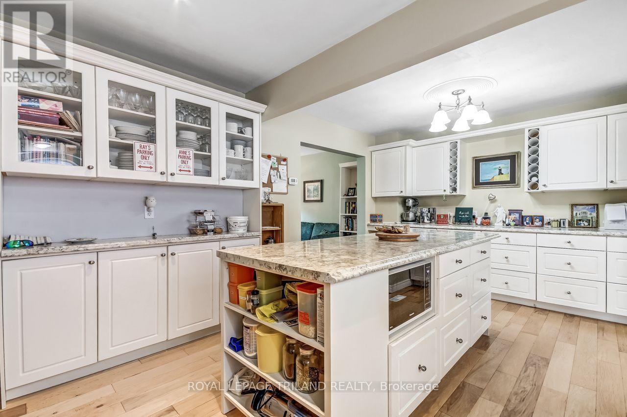 Lots of counter space and cabinets - 3 Gregory Place, St. Thomas, ON - Indoor Photo Showing Kitchen