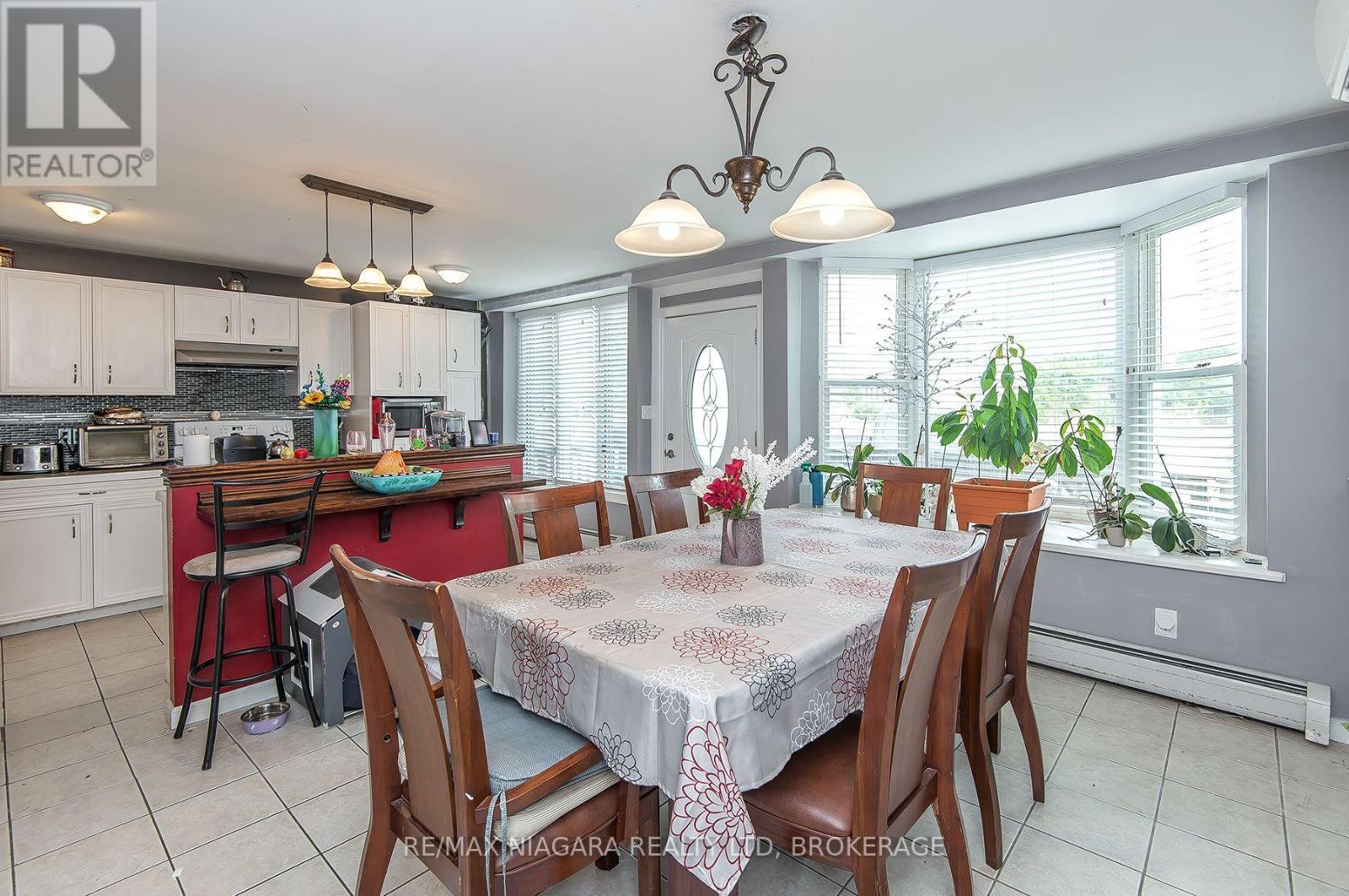 98 Chippawa Road, Port Colborne (Bethel), ON - Indoor Photo Showing Dining Room