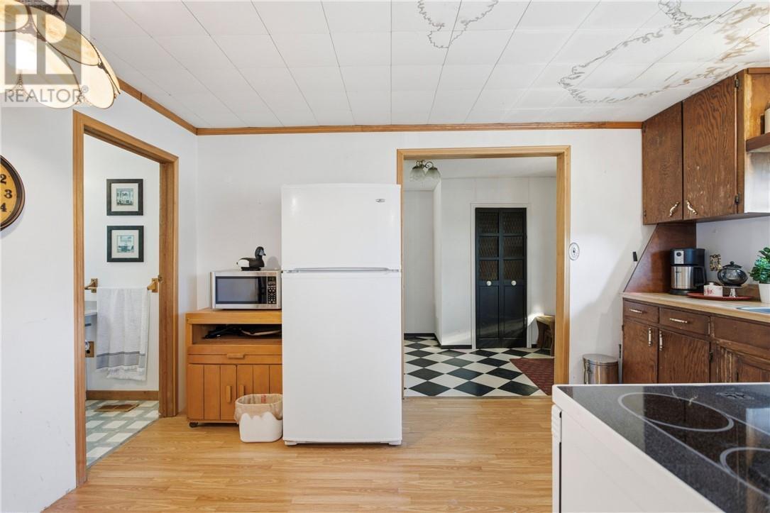 25 Savard Road, Wahnapitae, ON - Indoor Photo Showing Kitchen
