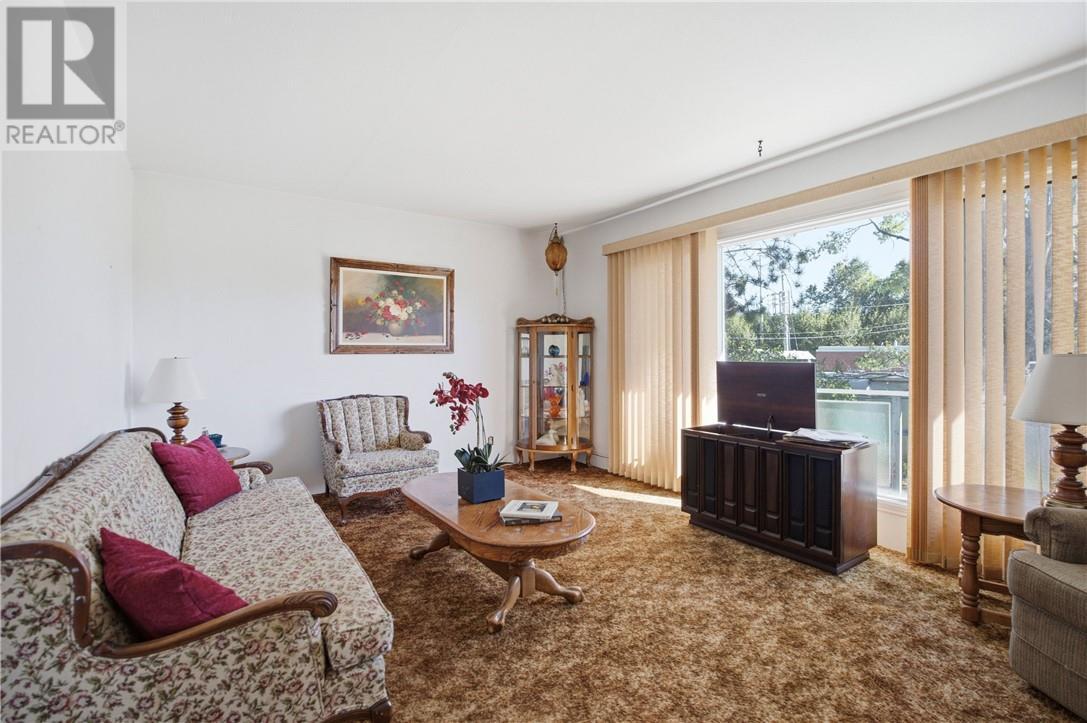 25 Savard Road, Wahnapitae, ON - Indoor Photo Showing Living Room