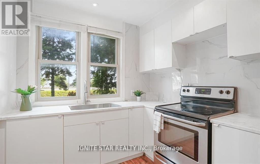 1136 Bronte Road, Oakville, ON - Indoor Photo Showing Kitchen