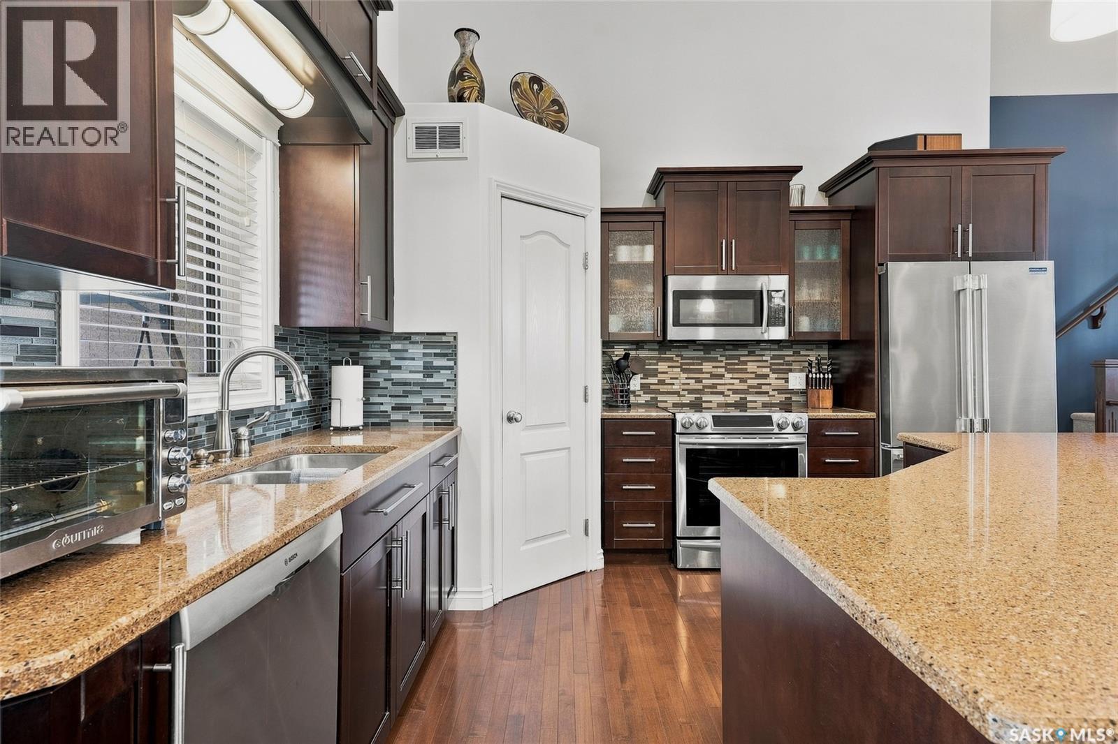 415 Paton Place, Saskatoon, SK - Indoor Photo Showing Kitchen With Double Sink With Upgraded Kitchen