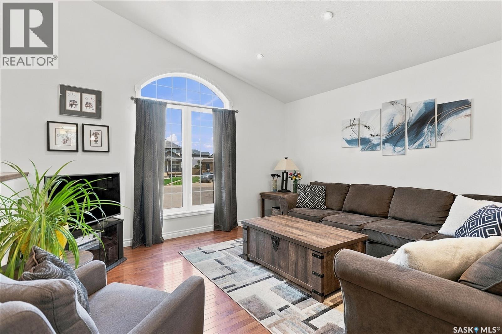 415 Paton Place, Saskatoon, SK - Indoor Photo Showing Living Room