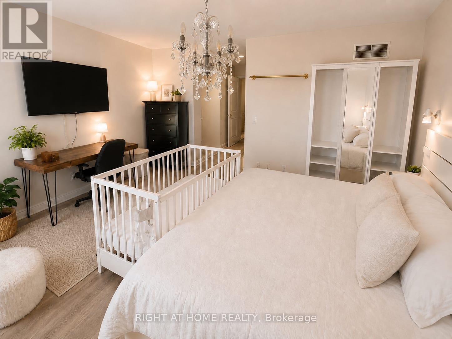 15 - 590 North Service Road, Hamilton, ON - Indoor Photo Showing Bedroom