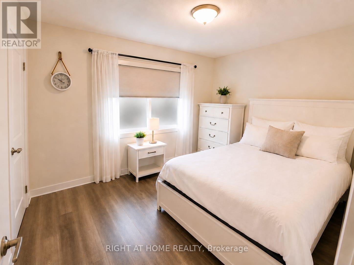 15 - 590 North Service Road, Hamilton, ON - Indoor Photo Showing Bedroom