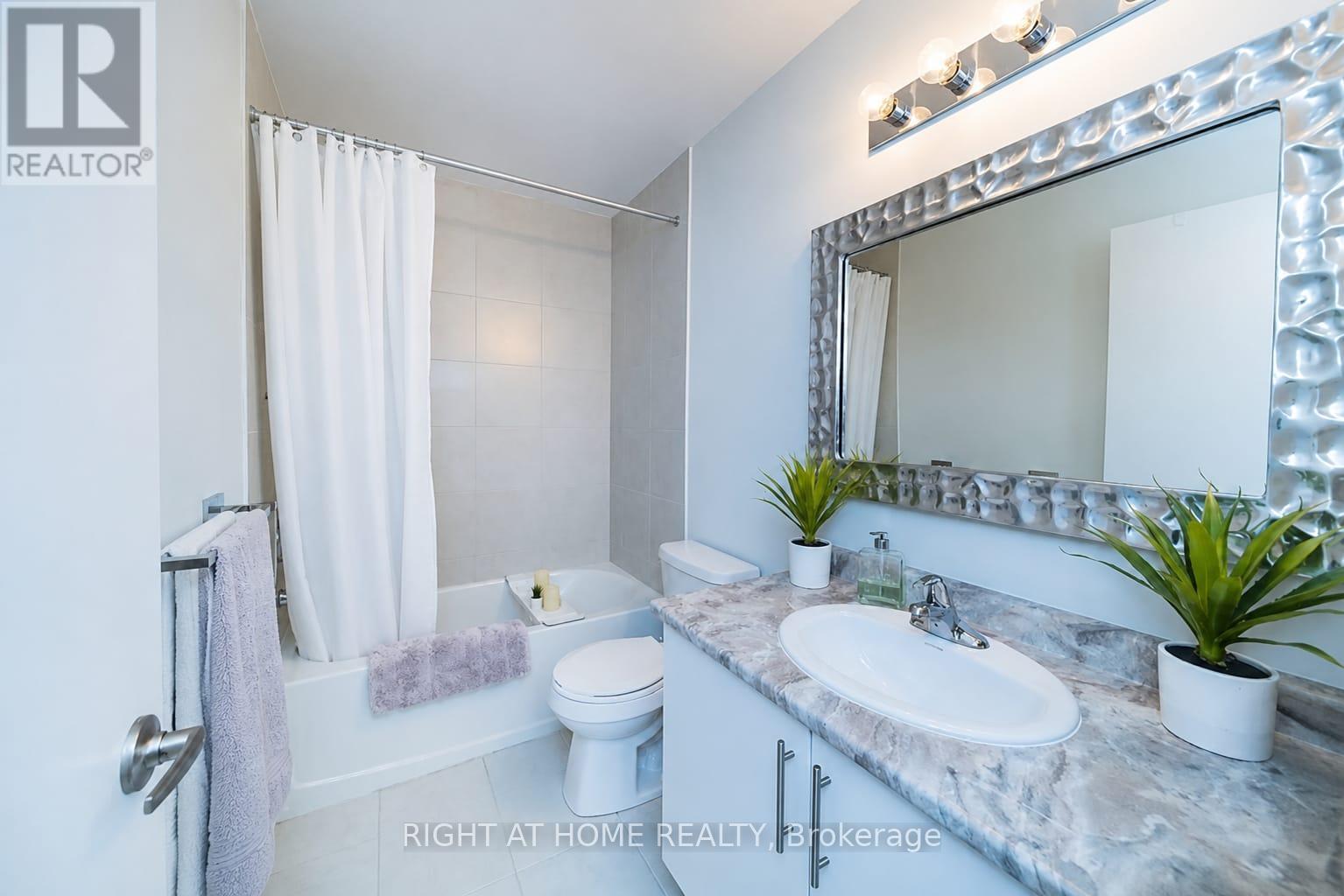 15 - 590 North Service Road, Hamilton, ON - Indoor Photo Showing Bathroom