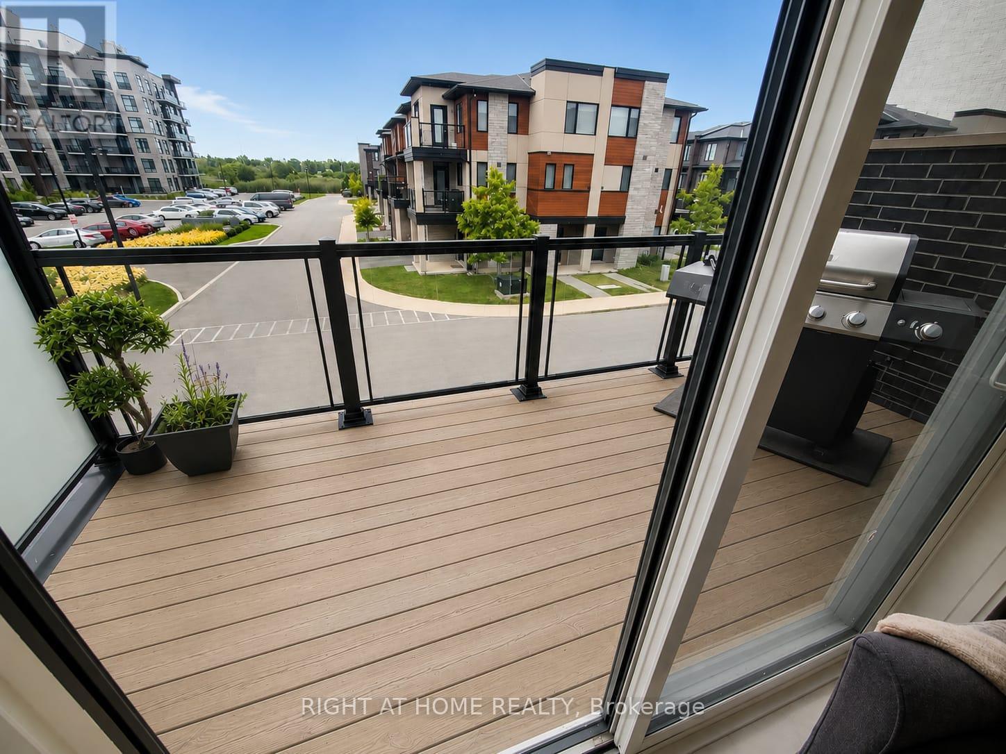 15 - 590 North Service Road, Hamilton, ON - Outdoor