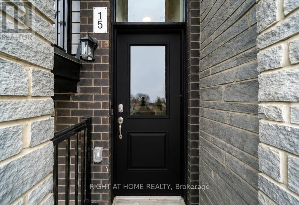 15 - 590 North Service Road, Hamilton, ON - Outdoor