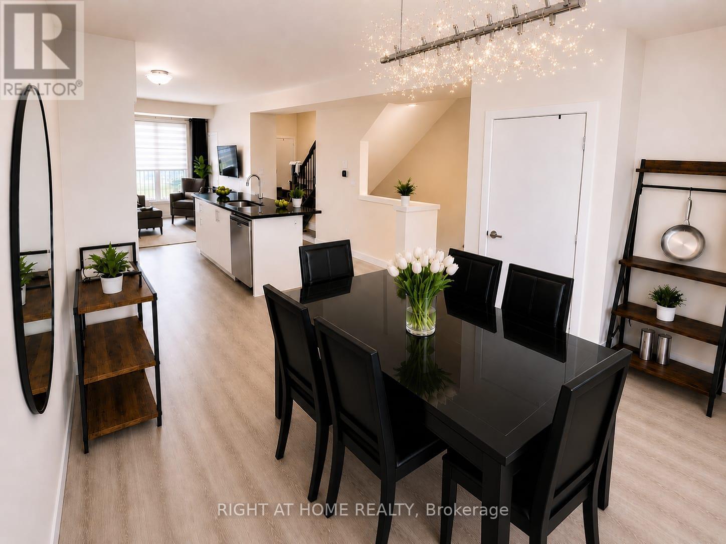 15 - 590 North Service Road, Hamilton, ON - Indoor Photo Showing Dining Room