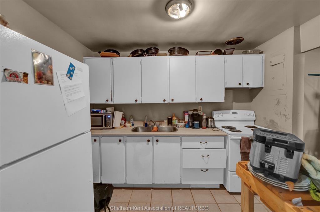 203-63 Baldoon Road, Chatham, ON - Indoor Photo Showing Kitchen