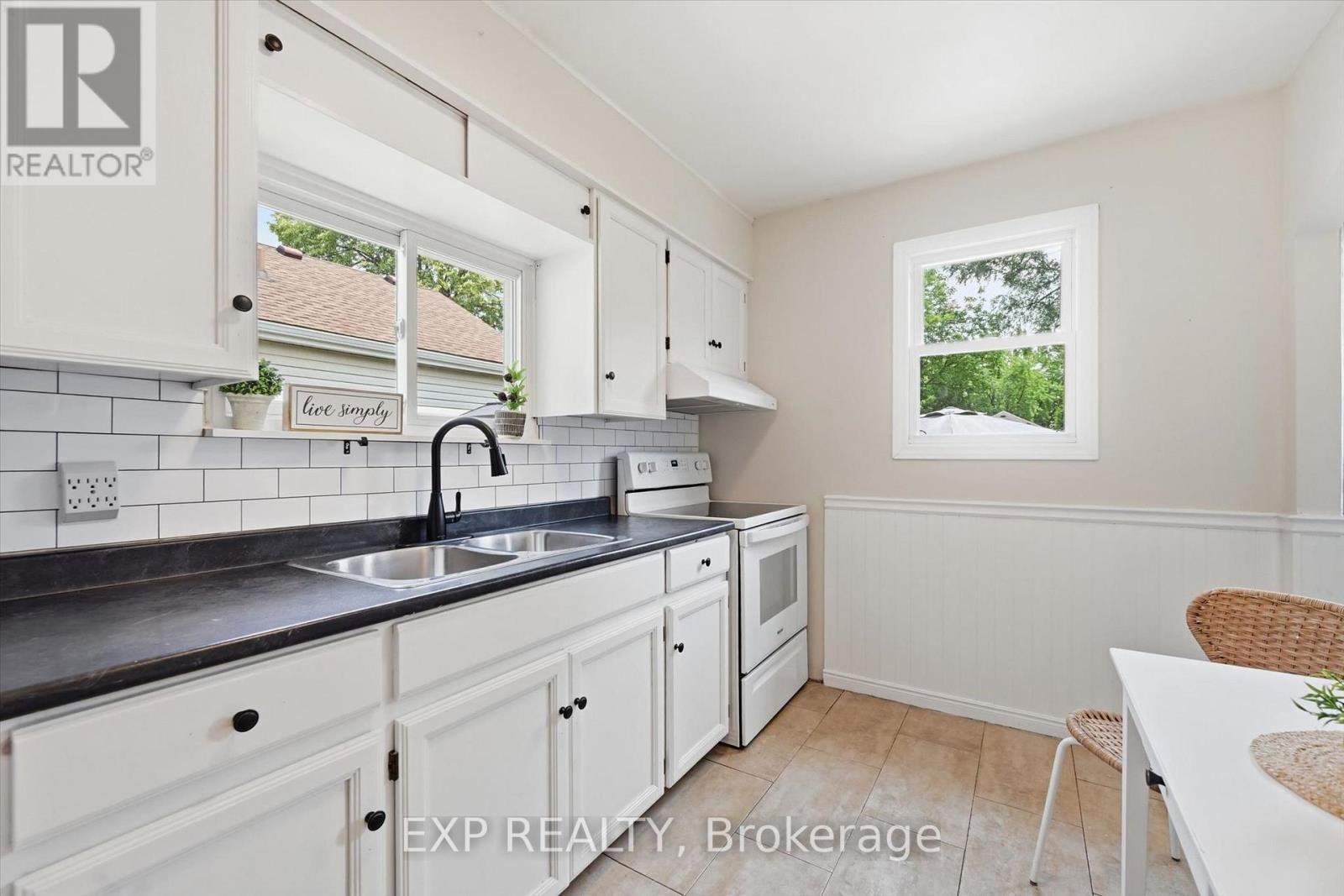 129 East 25Th Street, Hamilton (Eastmount), ON - Indoor Photo Showing Kitchen With Double Sink