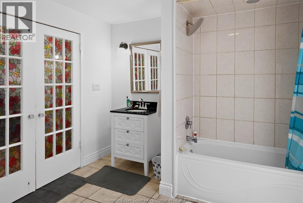 852 Reedmere, Windsor, ON - Indoor Photo Showing Bathroom
