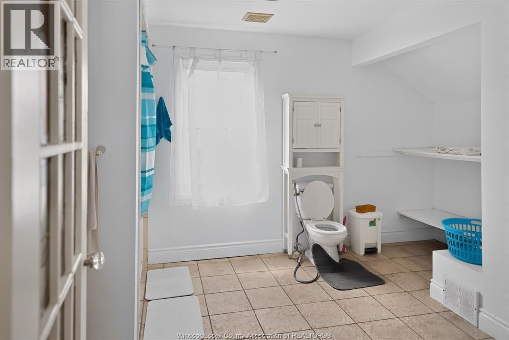 852 Reedmere, Windsor, ON - Indoor Photo Showing Bathroom