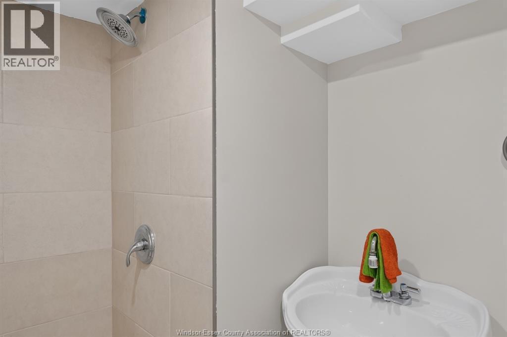 852 Reedmere, Windsor, ON - Indoor Photo Showing Bathroom