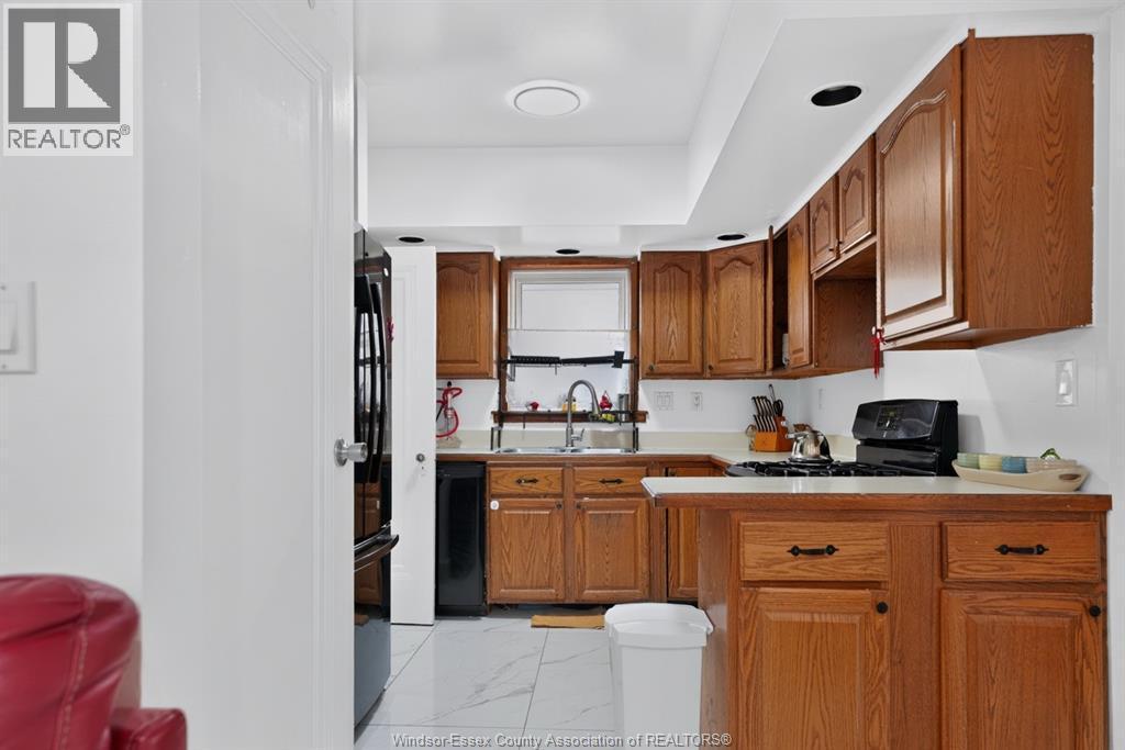852 Reedmere, Windsor, ON - Indoor Photo Showing Kitchen With Double Sink