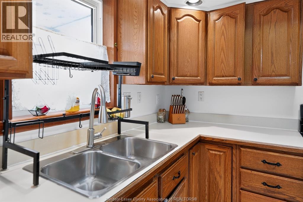 852 Reedmere, Windsor, ON - Indoor Photo Showing Kitchen With Double Sink