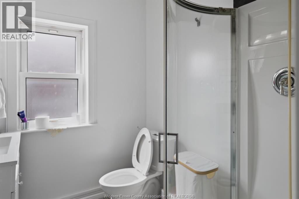 852 Reedmere, Windsor, ON - Indoor Photo Showing Bathroom