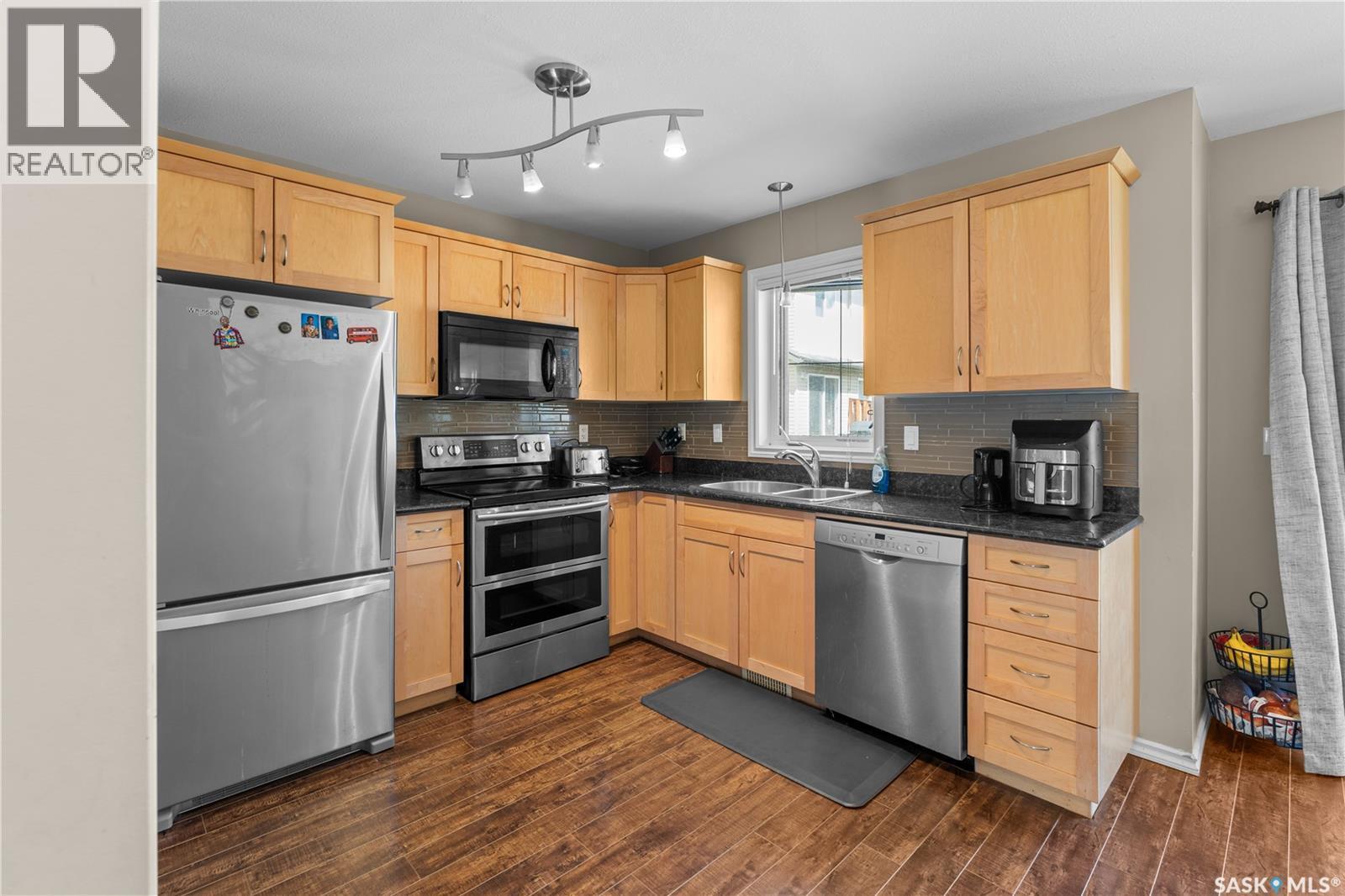 420 303 Slimmon Place, Saskatoon, SK - Indoor Photo Showing Kitchen With Double Sink