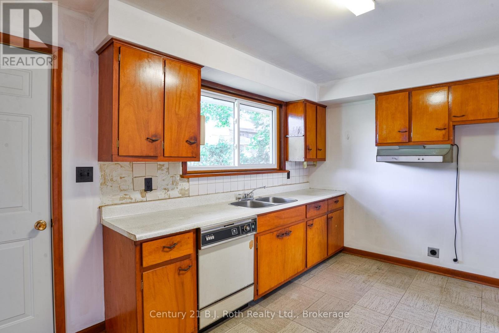 398 Old Muskoka Road, Orillia, ON - Indoor Photo Showing Kitchen With Double Sink
