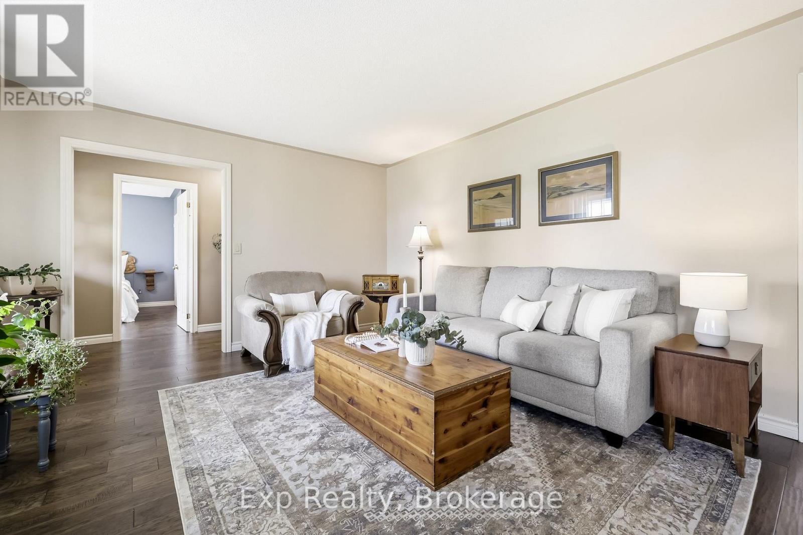 7402 Byers Road, Hamilton Township, ON - Indoor Photo Showing Living Room