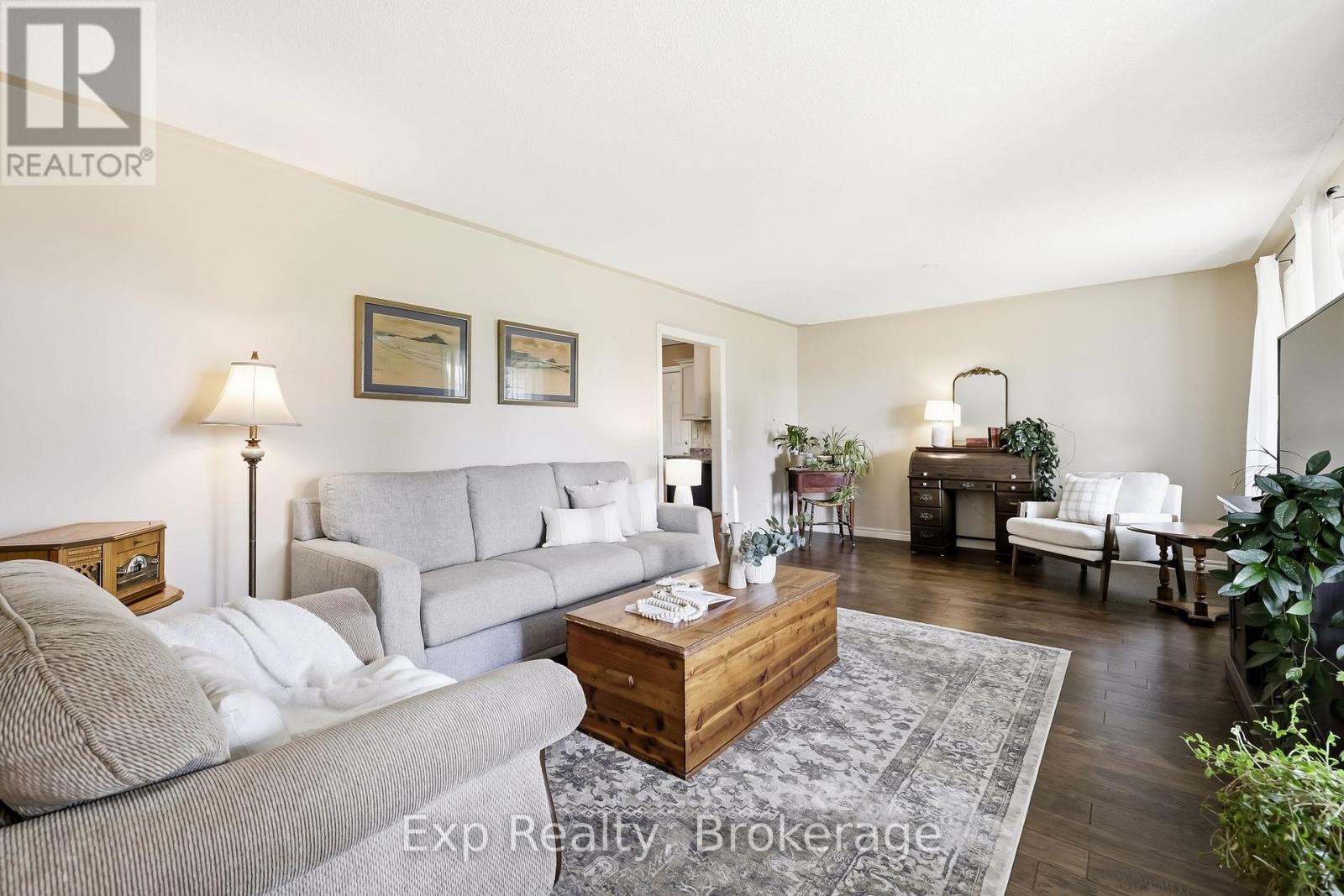 7402 Byers Road, Hamilton Township, ON - Indoor Photo Showing Living Room