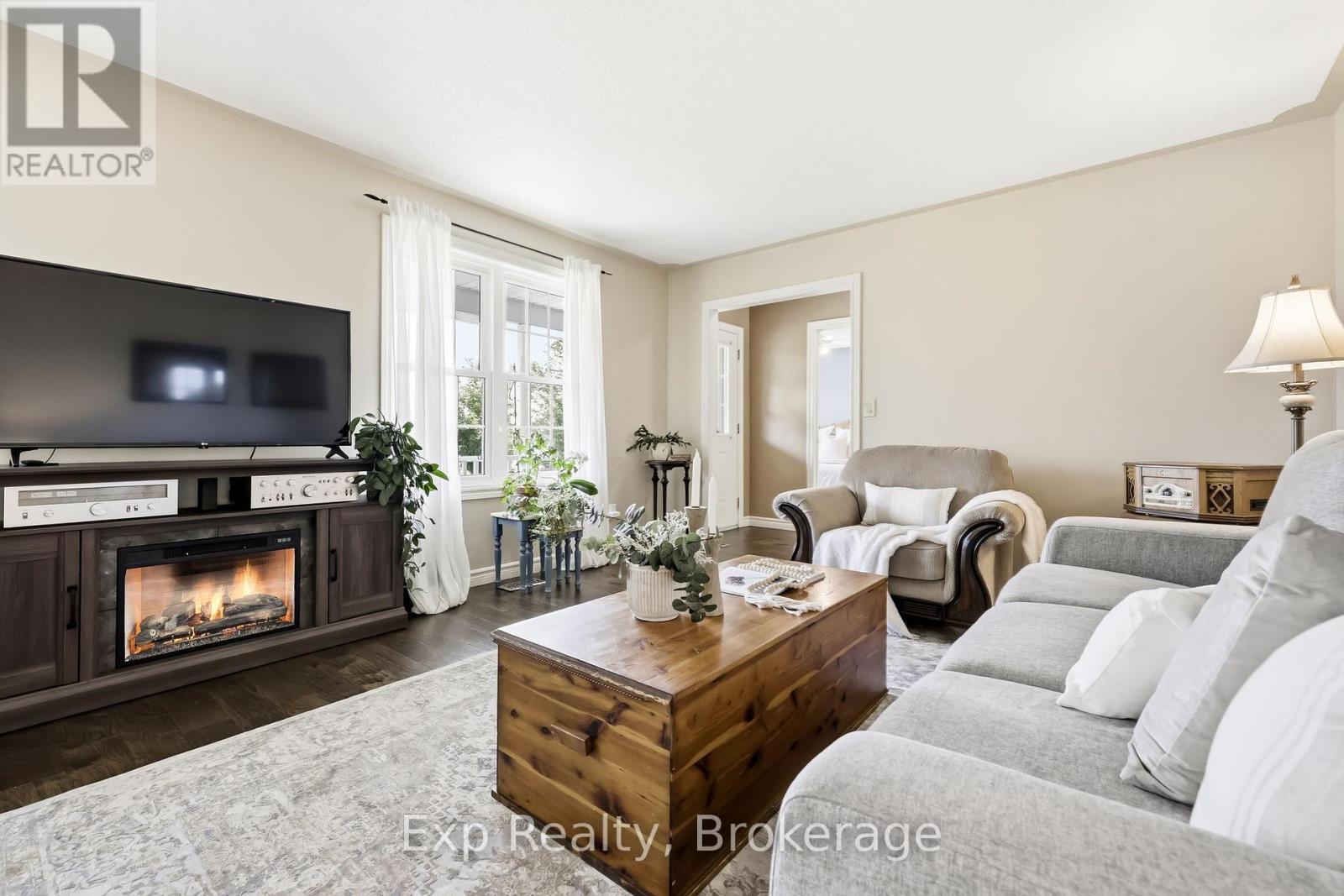 7402 Byers Road, Hamilton Township, ON - Indoor Photo Showing Living Room