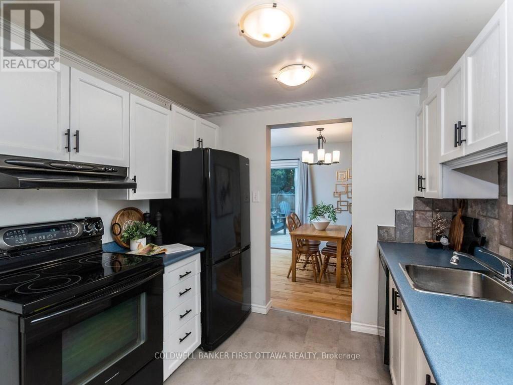 75 Sundback Lane, Ottawa, ON - Indoor Photo Showing Kitchen