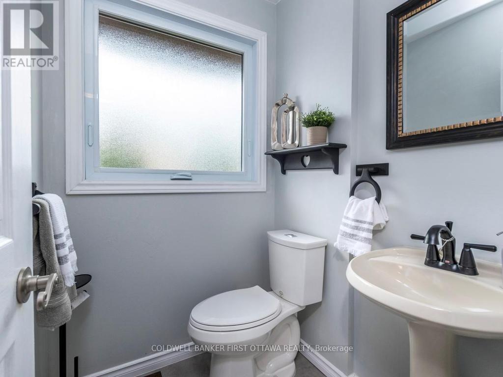 75 Sundback Lane, Ottawa, ON - Indoor Photo Showing Bathroom