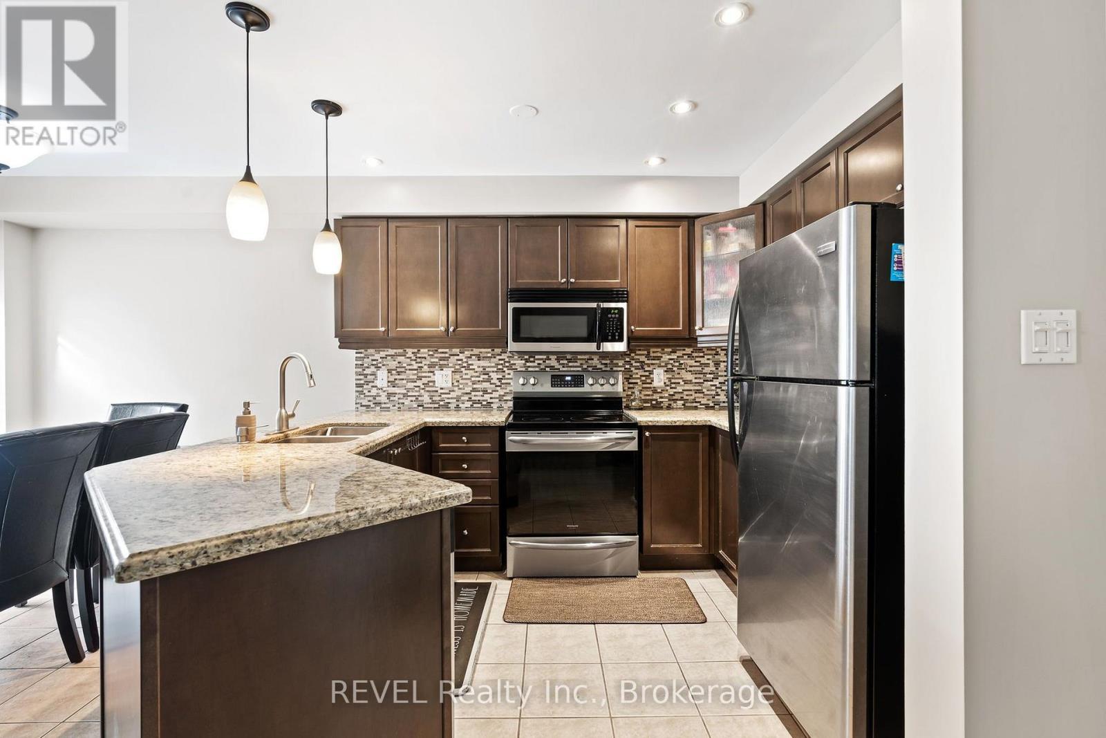 25 Colonel Lyall Street, St. Catharines (Secord Woods), ON - Indoor Photo Showing Kitchen With Double Sink With Upgraded Kitchen