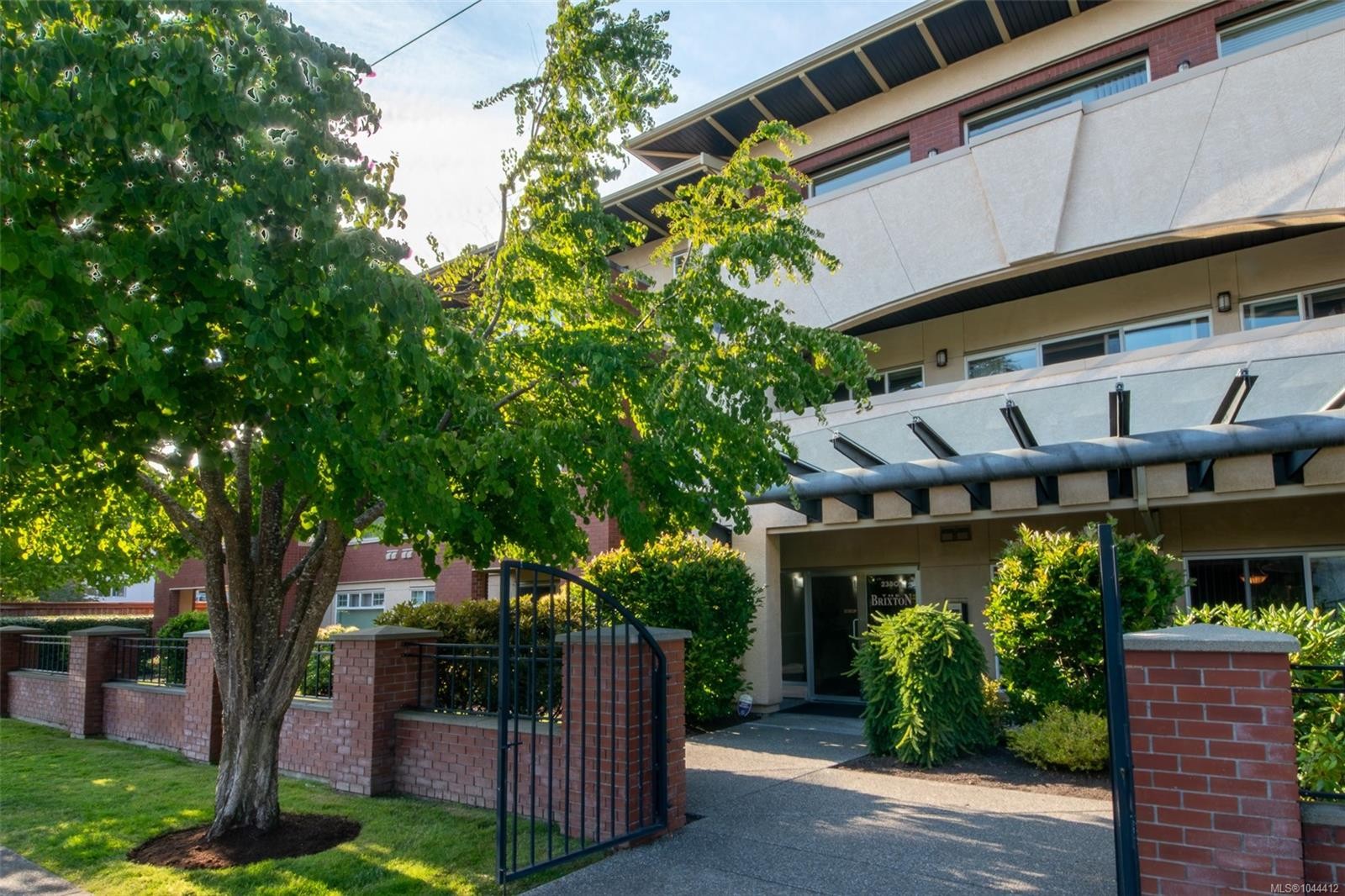 #202-2380 Brethour Ave, Sidney, BC - Outdoor
