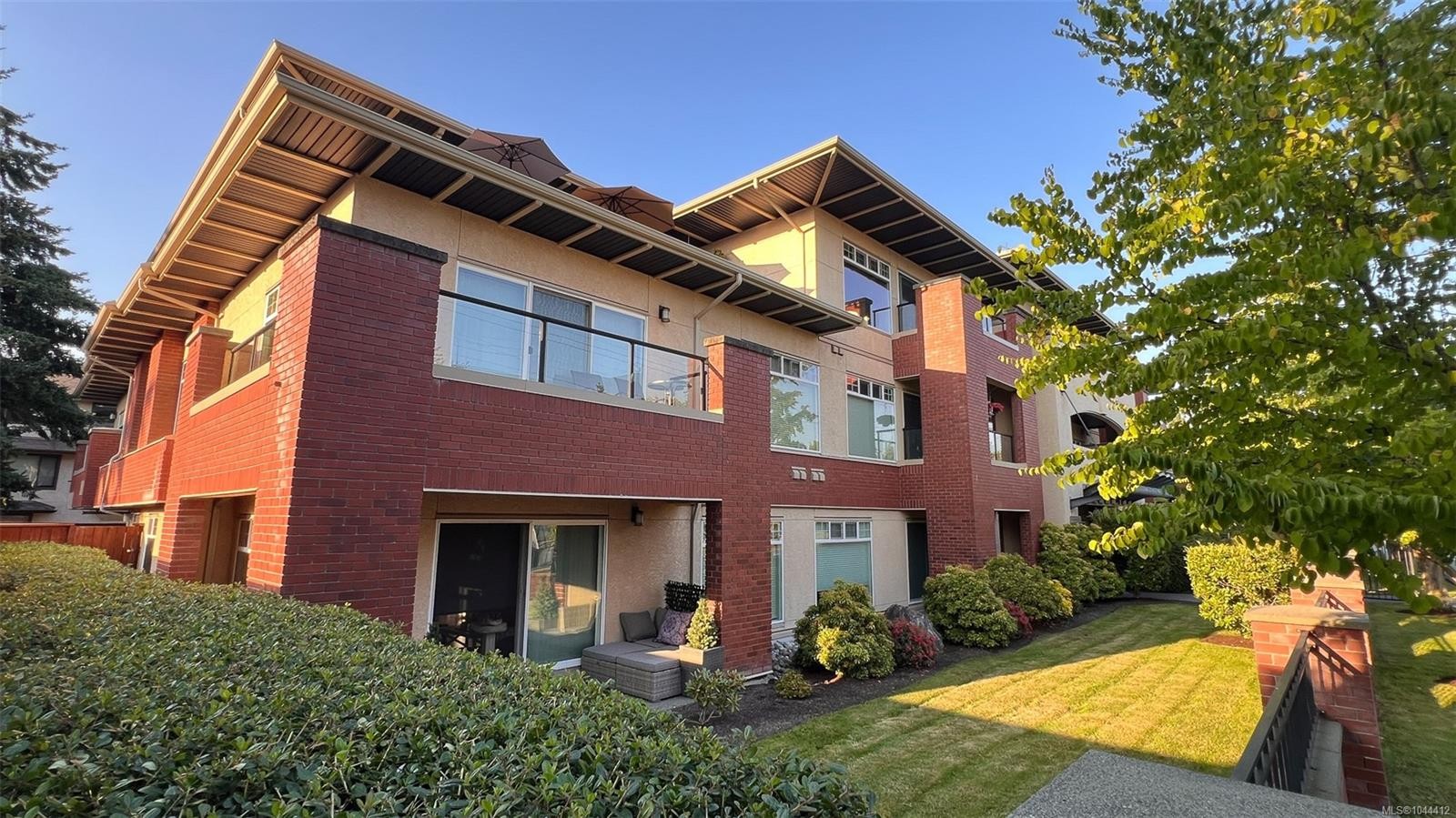 #202-2380 Brethour Ave, Sidney, BC - Outdoor