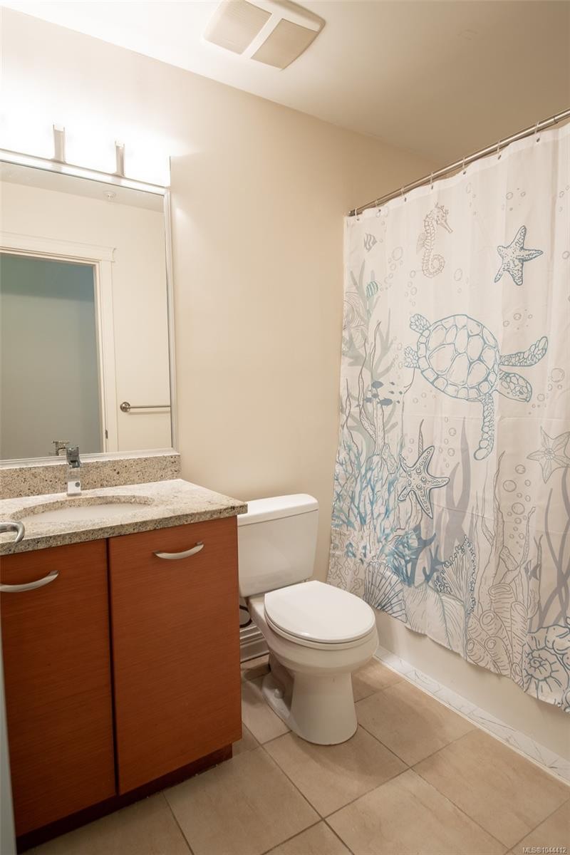 #202-2380 Brethour Ave, Sidney, BC - Indoor Photo Showing Bathroom