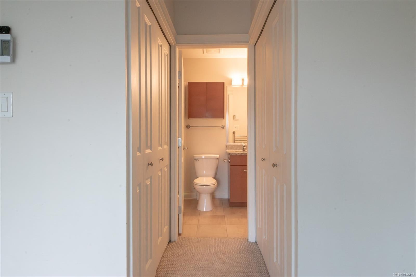#202-2380 Brethour Ave, Sidney, BC - Indoor Photo Showing Bathroom