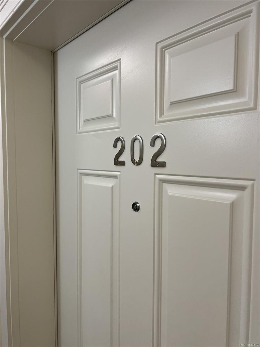 #202-2380 Brethour Ave, Sidney, BC -