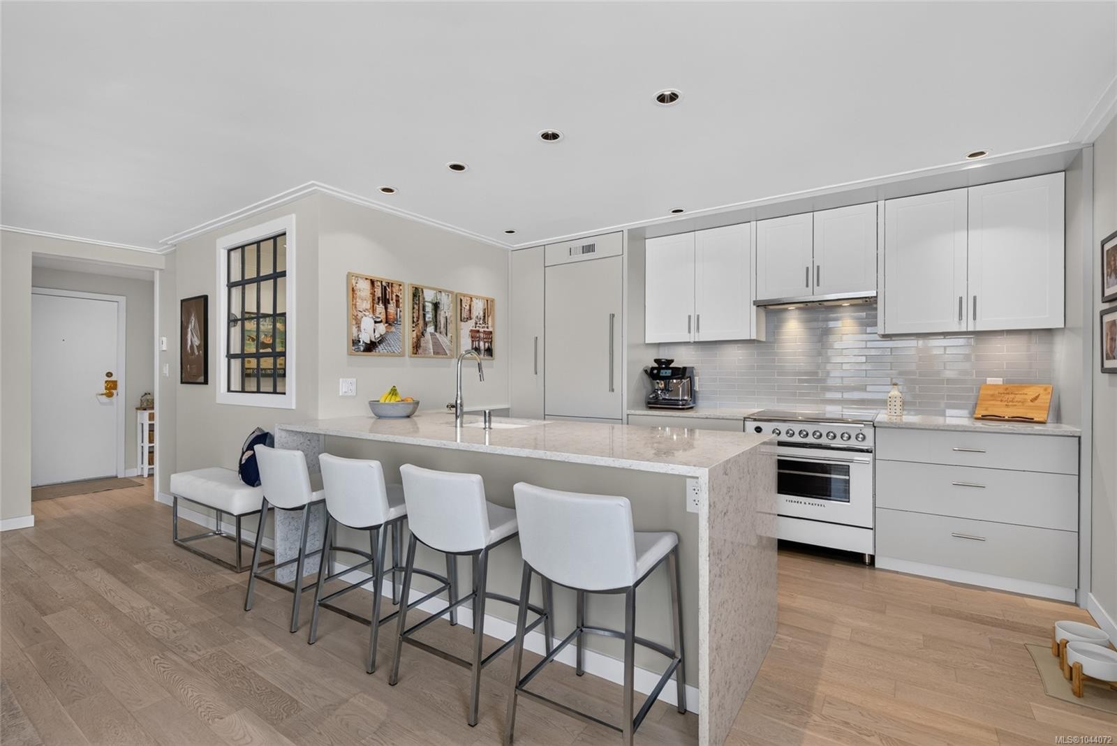 #203-640 Montreal St, Victoria, BC - Indoor Photo Showing Kitchen With Upgraded Kitchen