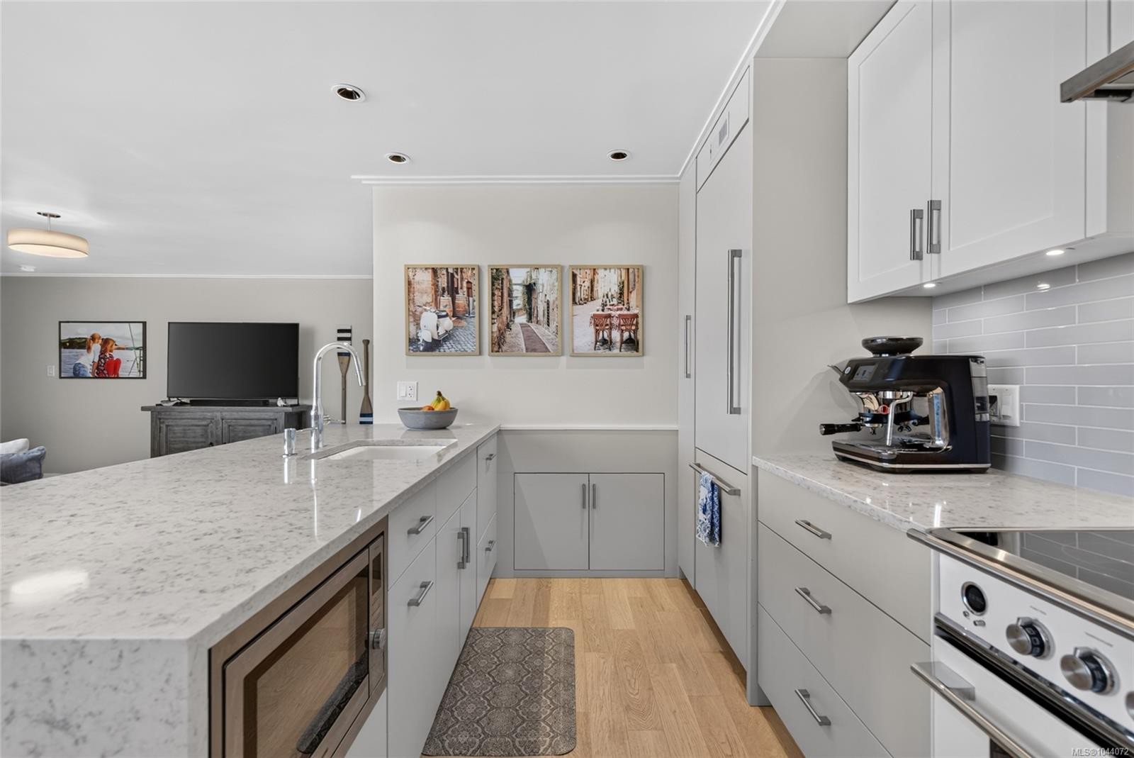 #203-640 Montreal St, Victoria, BC - Indoor Photo Showing Kitchen