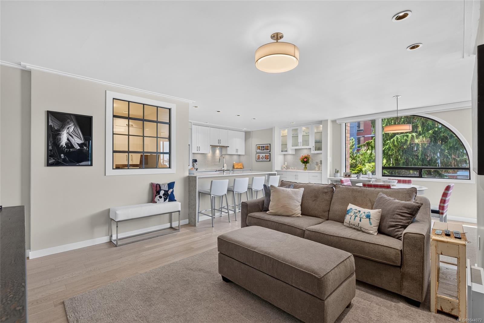 #203-640 Montreal St, Victoria, BC - Indoor Photo Showing Living Room
