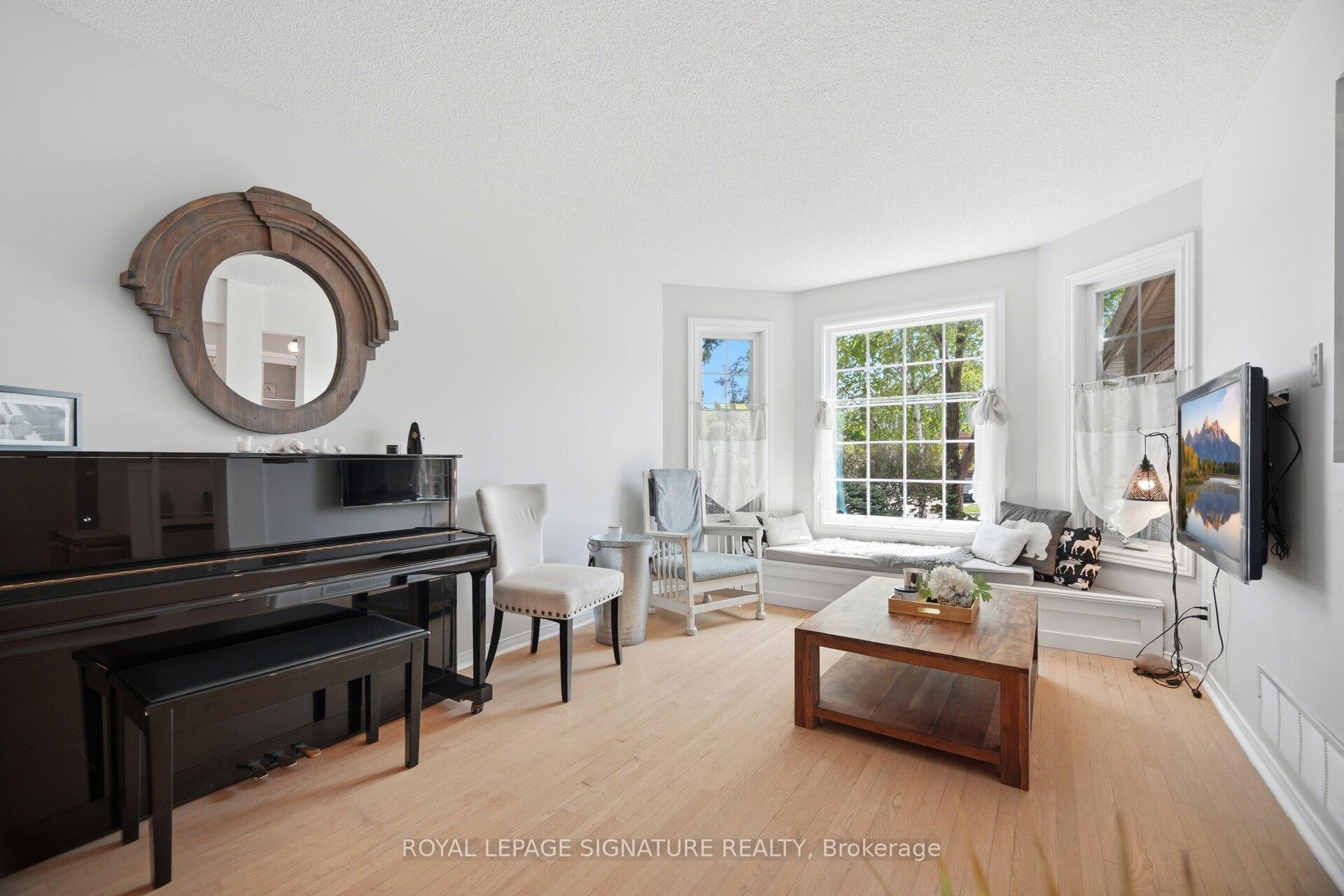 5390 Mcfarren Boulevard, Mississauga, ON - Indoor Photo Showing Living Room