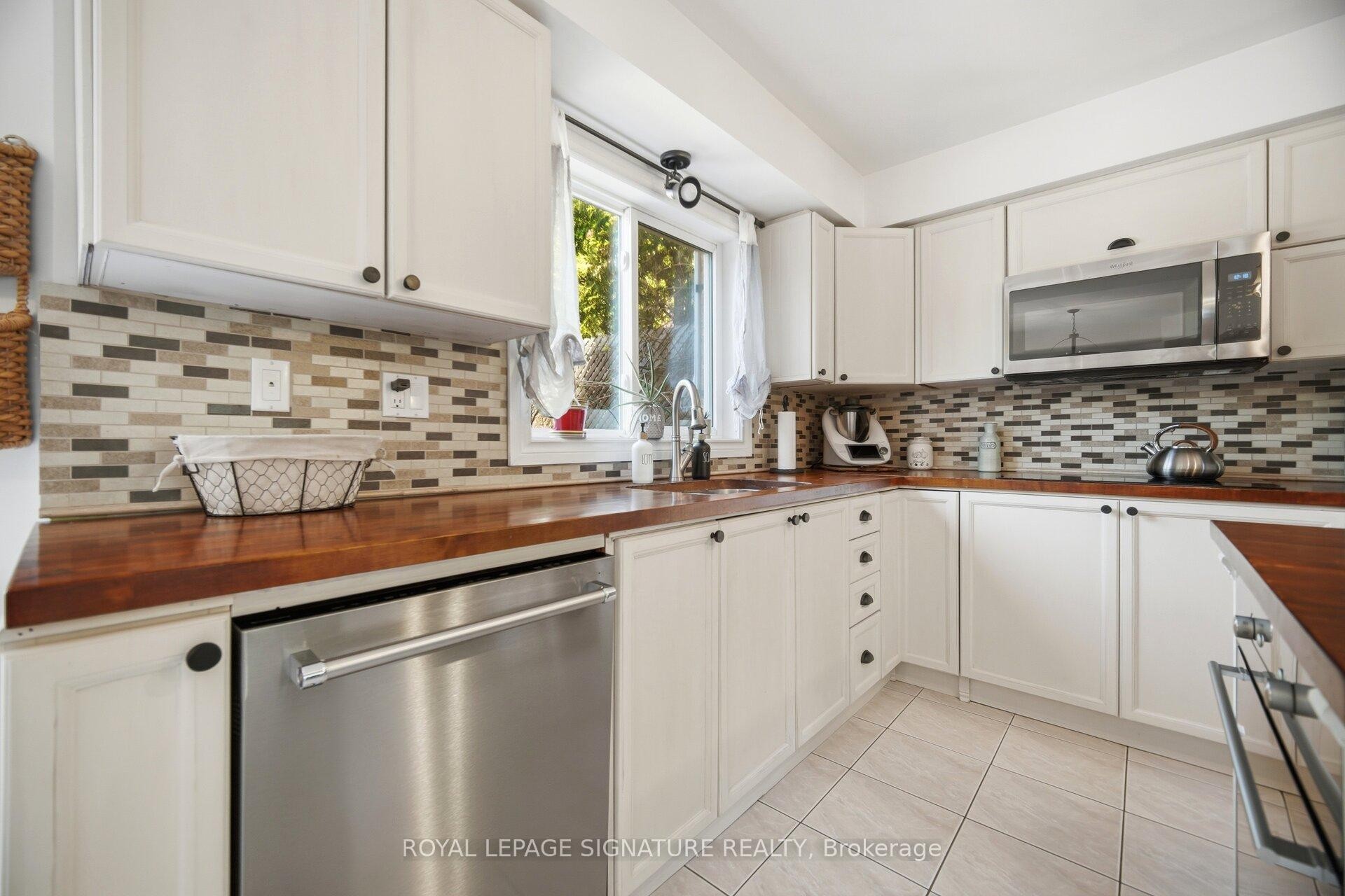 5390 Mcfarren Boulevard, Mississauga, ON - Indoor Photo Showing Kitchen With Double Sink