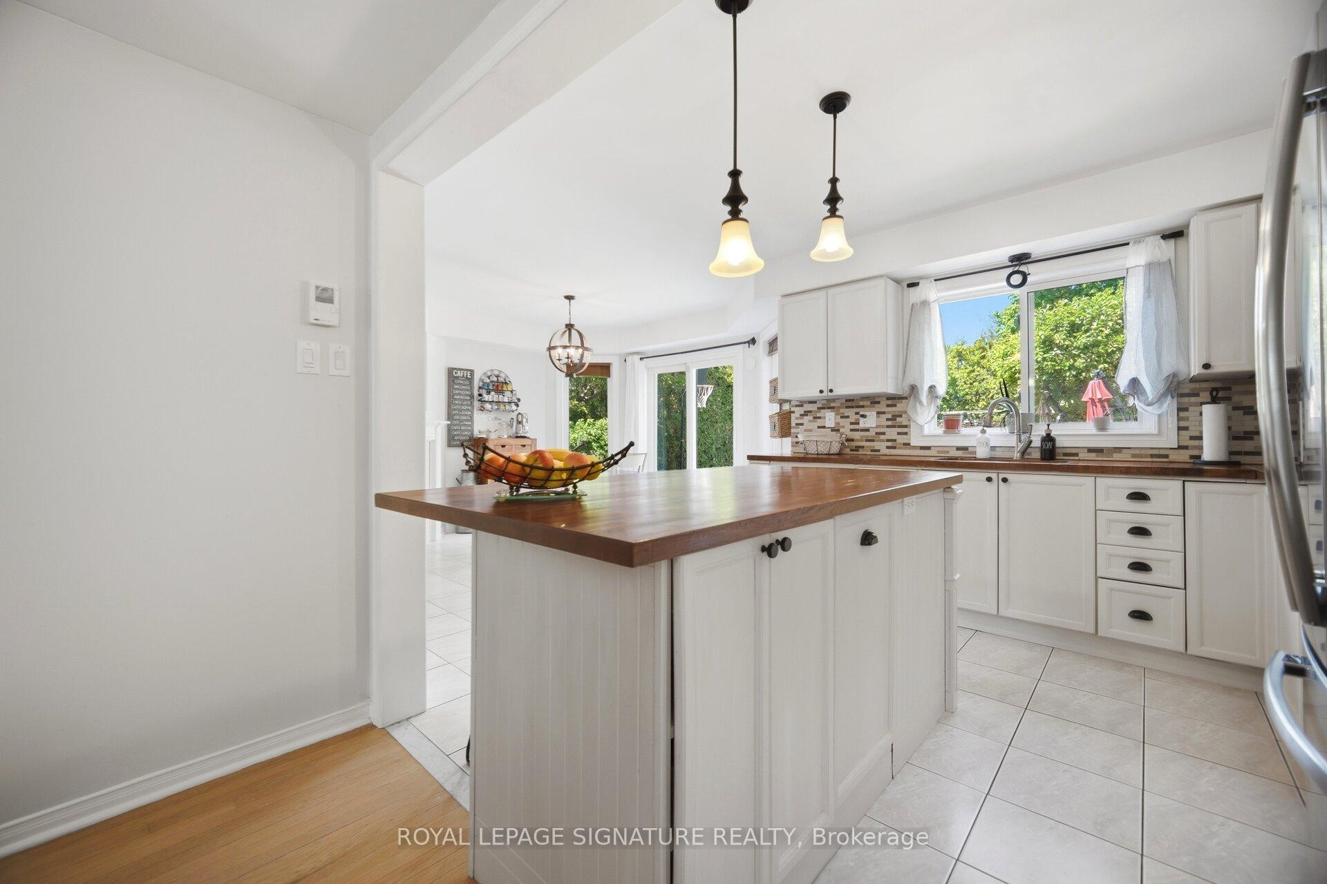 5390 Mcfarren Boulevard, Mississauga, ON - Indoor Photo Showing Kitchen With Double Sink