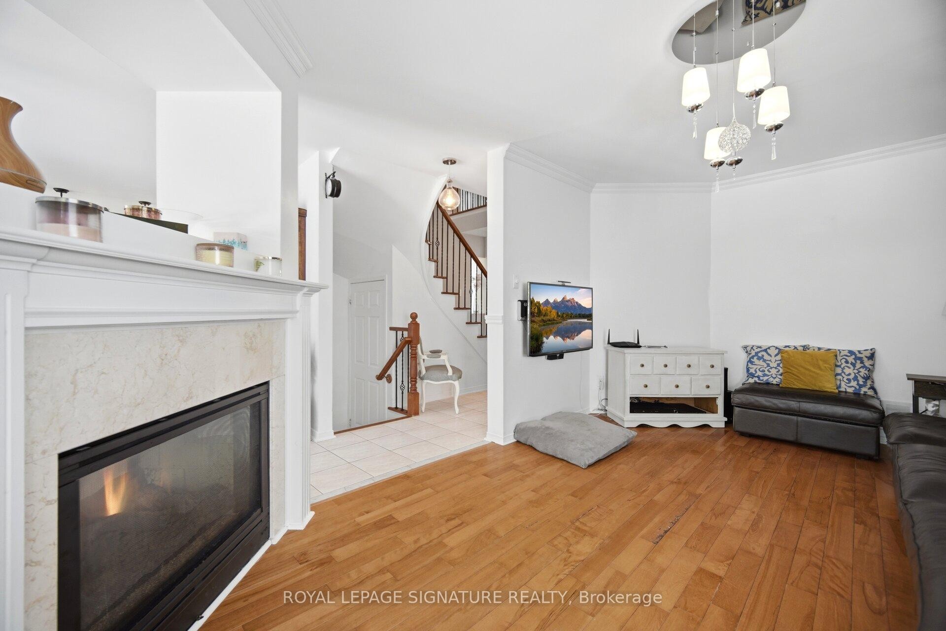 5390 Mcfarren Boulevard, Mississauga, ON - Indoor Photo Showing Living Room With Fireplace
