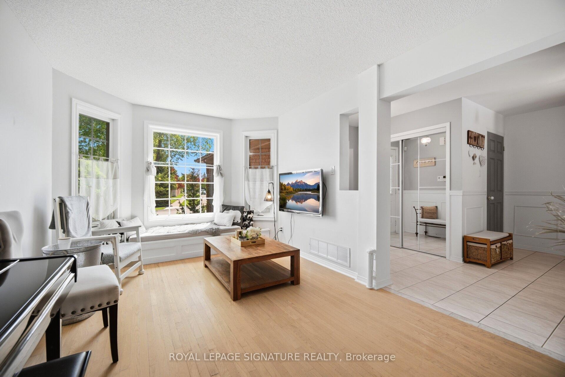 5390 Mcfarren Boulevard, Mississauga, ON - Indoor Photo Showing Living Room