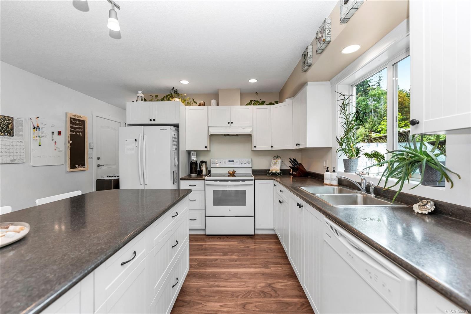 7978 Northview Dr, Crofton, BC - Indoor Photo Showing Kitchen With Double Sink