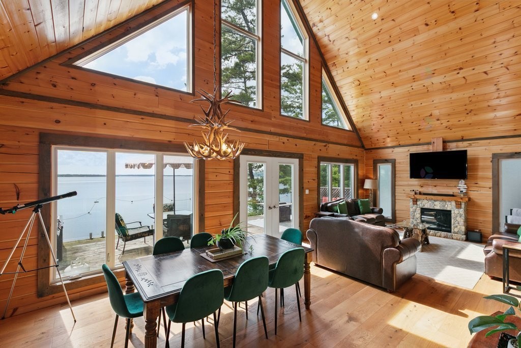 Dining Room - 327 Rue Thomas-Lefebvre, Mansfield-Et-Pontefract, QC - Indoor Photo Showing Dining Room With Fireplace